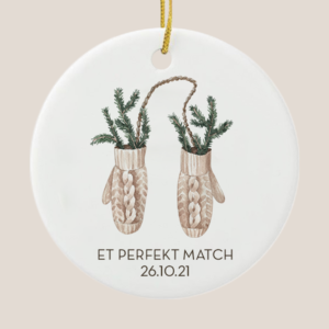 Juleophæng med vanter forbundet af snor samt teksten "et perfekt match"